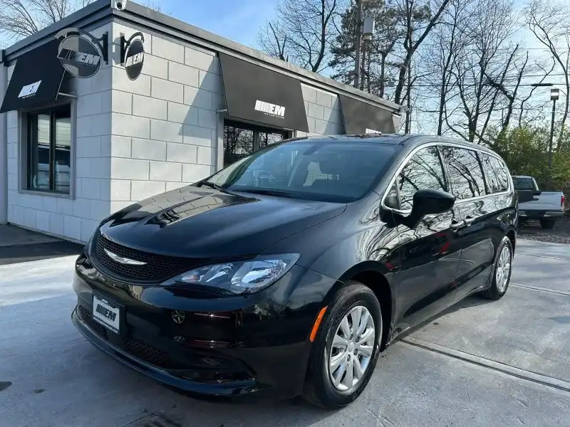 2021 Chrysler Voyager L's photo