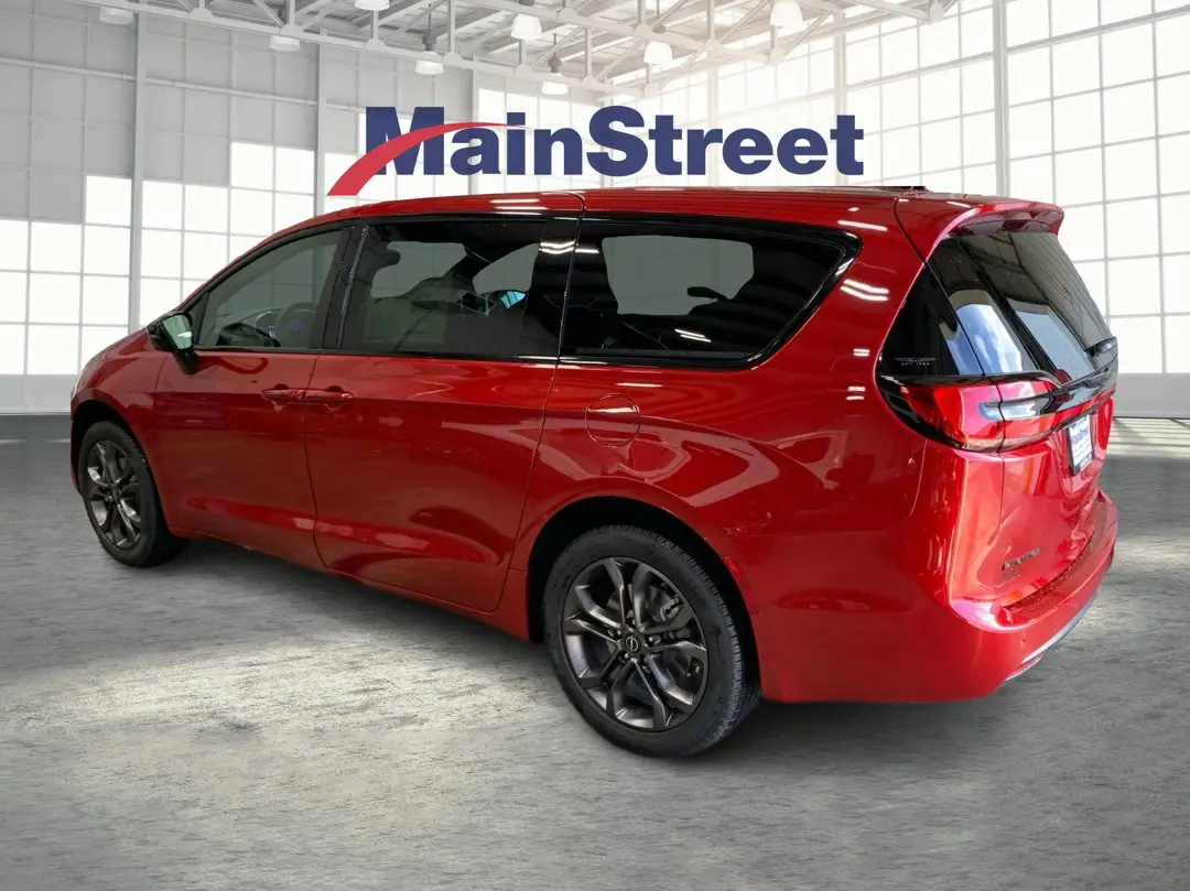 2026 Chrysler Pacifica Select AWD photo 3