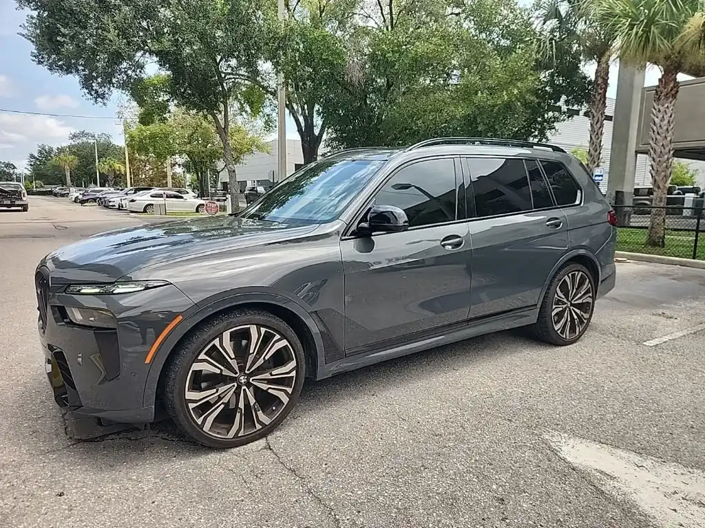 2025 BMW X7 M60i's photo