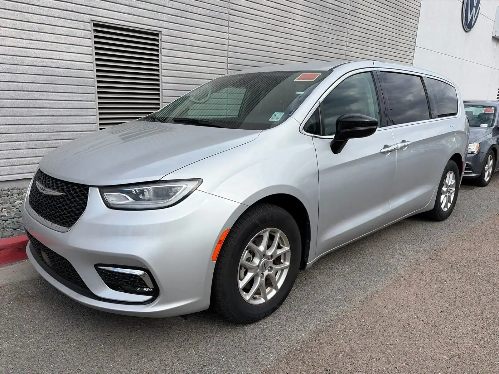 2024 Chrysler Pacifica Touring L's photo