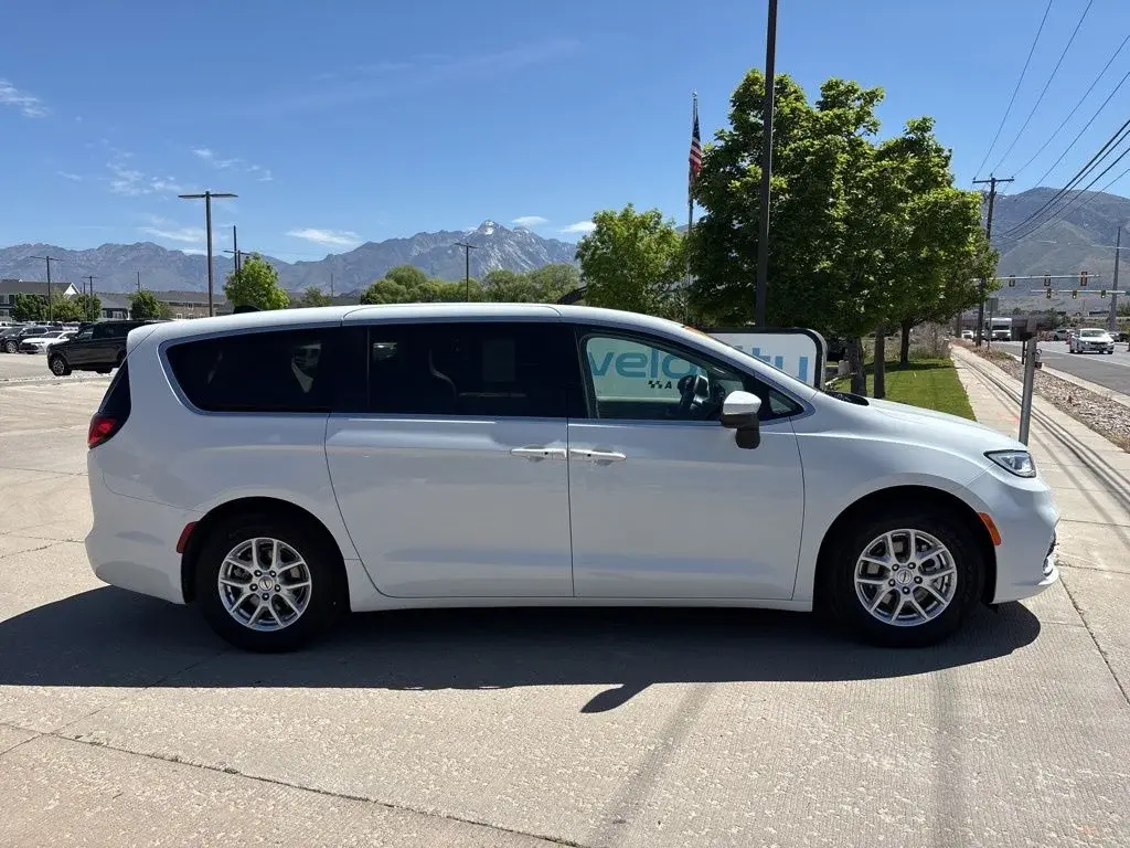 2023 Chrysler Pacifica Touring L photo 3