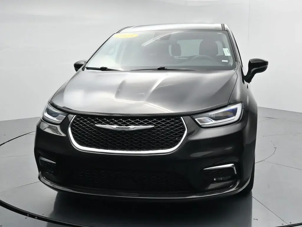 2023 Chrysler Pacifica Touring L photo 3