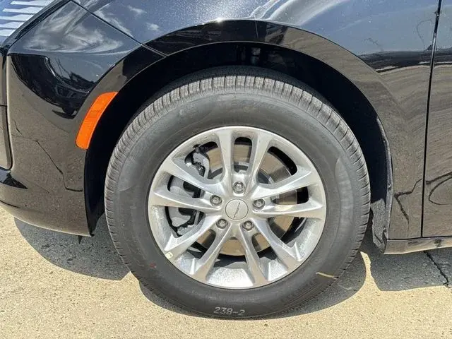 2027 Chrysler Pacifica Select AWD photo 4