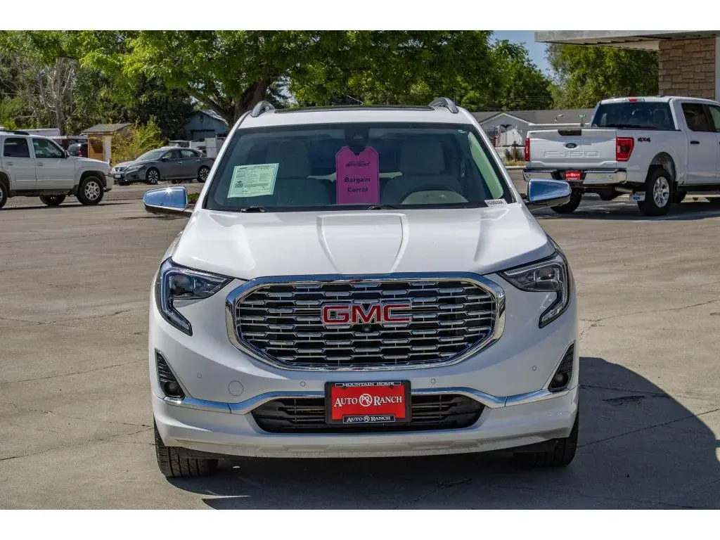 2020 GMC Terrain Denali AWD photo 3