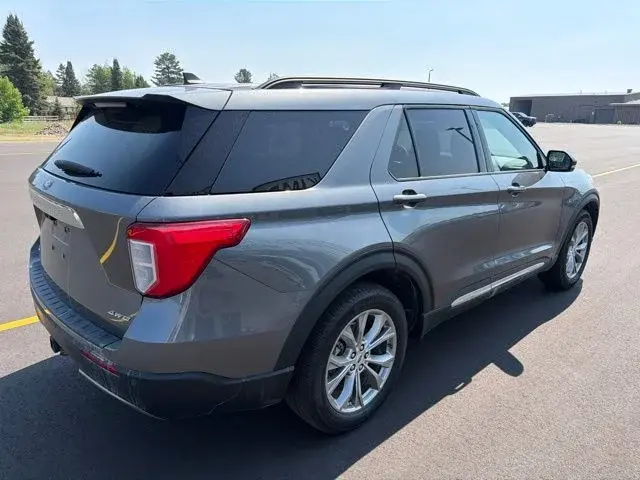 2024 Ford Explorer XLT 4WD photo 5