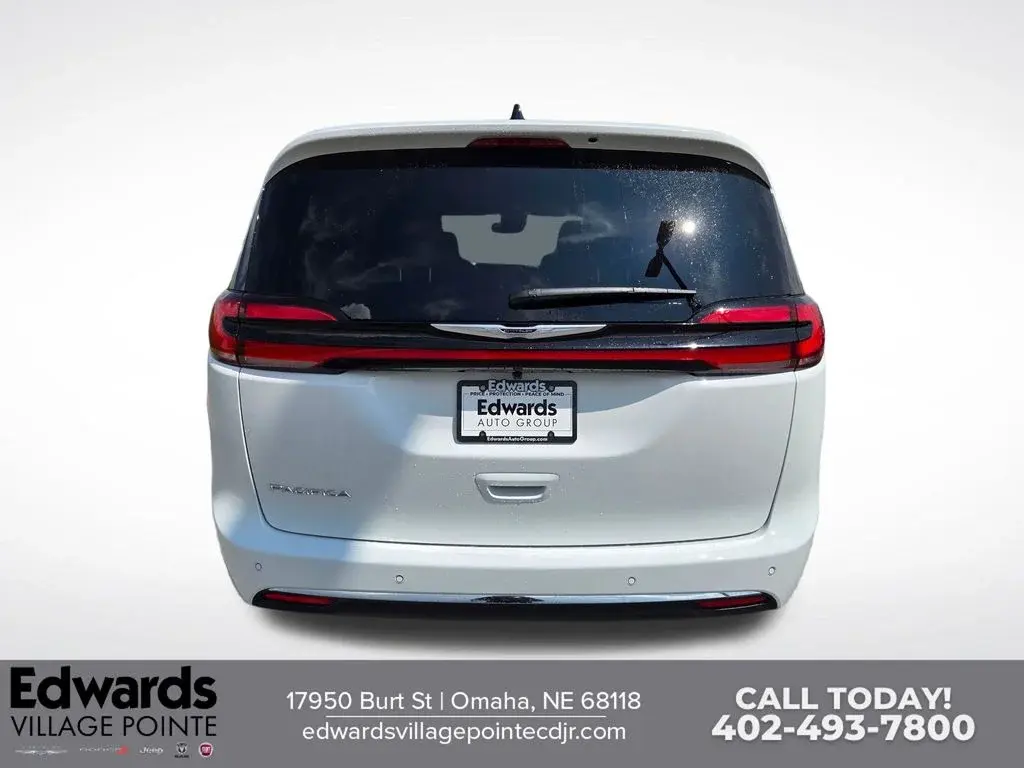2026 Chrysler Pacifica Select photo 4