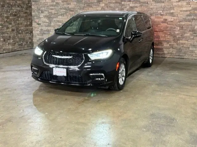 2025 Chrysler Pacifica Select photo 3