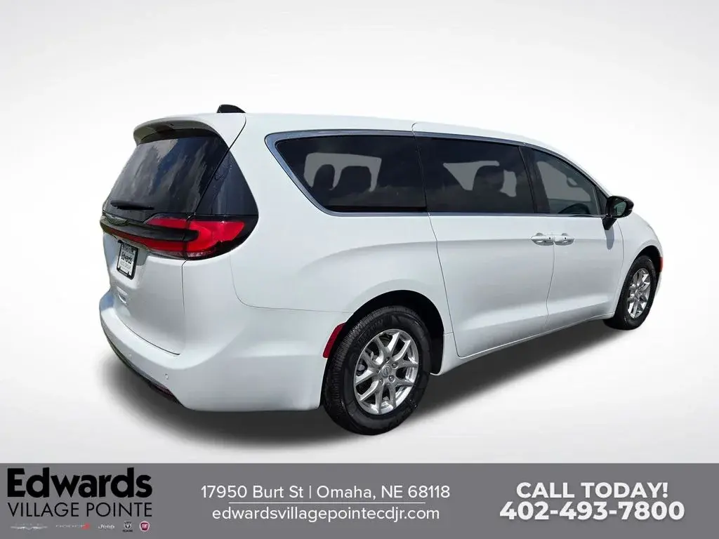 2026 Chrysler Pacifica Select photo 3