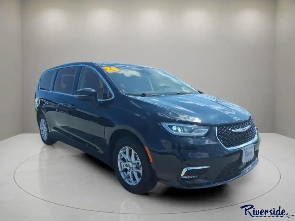 2024 Chrysler Pacifica Touring L's photo