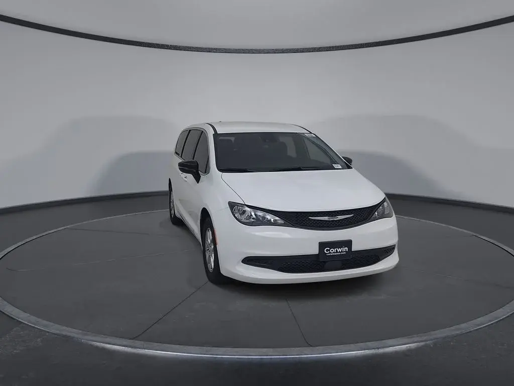 2027 Chrysler Voyager LX photo 4