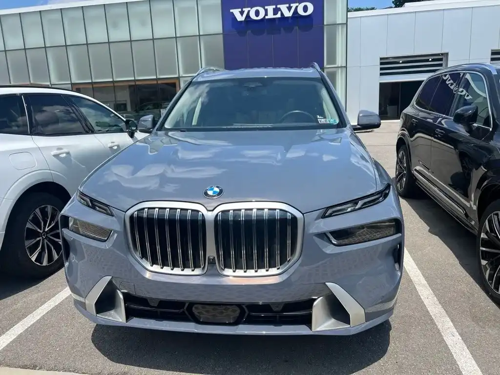 2023 BMW X7 xDrive40i's photo
