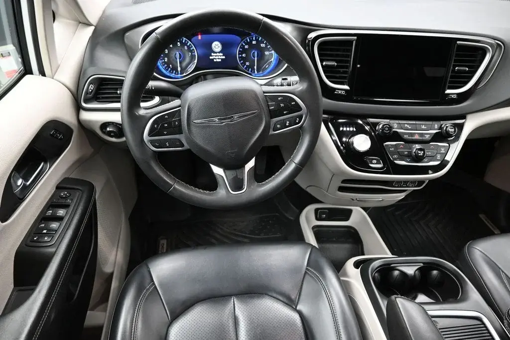 2023 Chrysler Pacifica Touring L photo 3