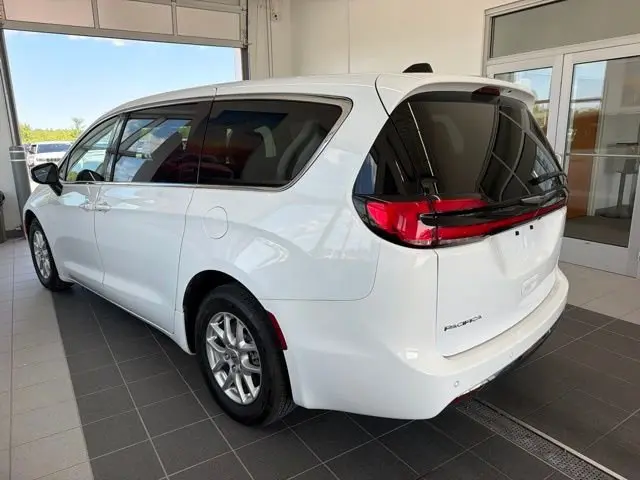 2023 Chrysler Pacifica Touring L photo 3