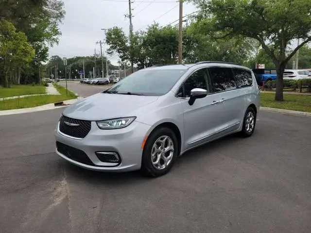 2023 Chrysler Pacifica Limited photo 4