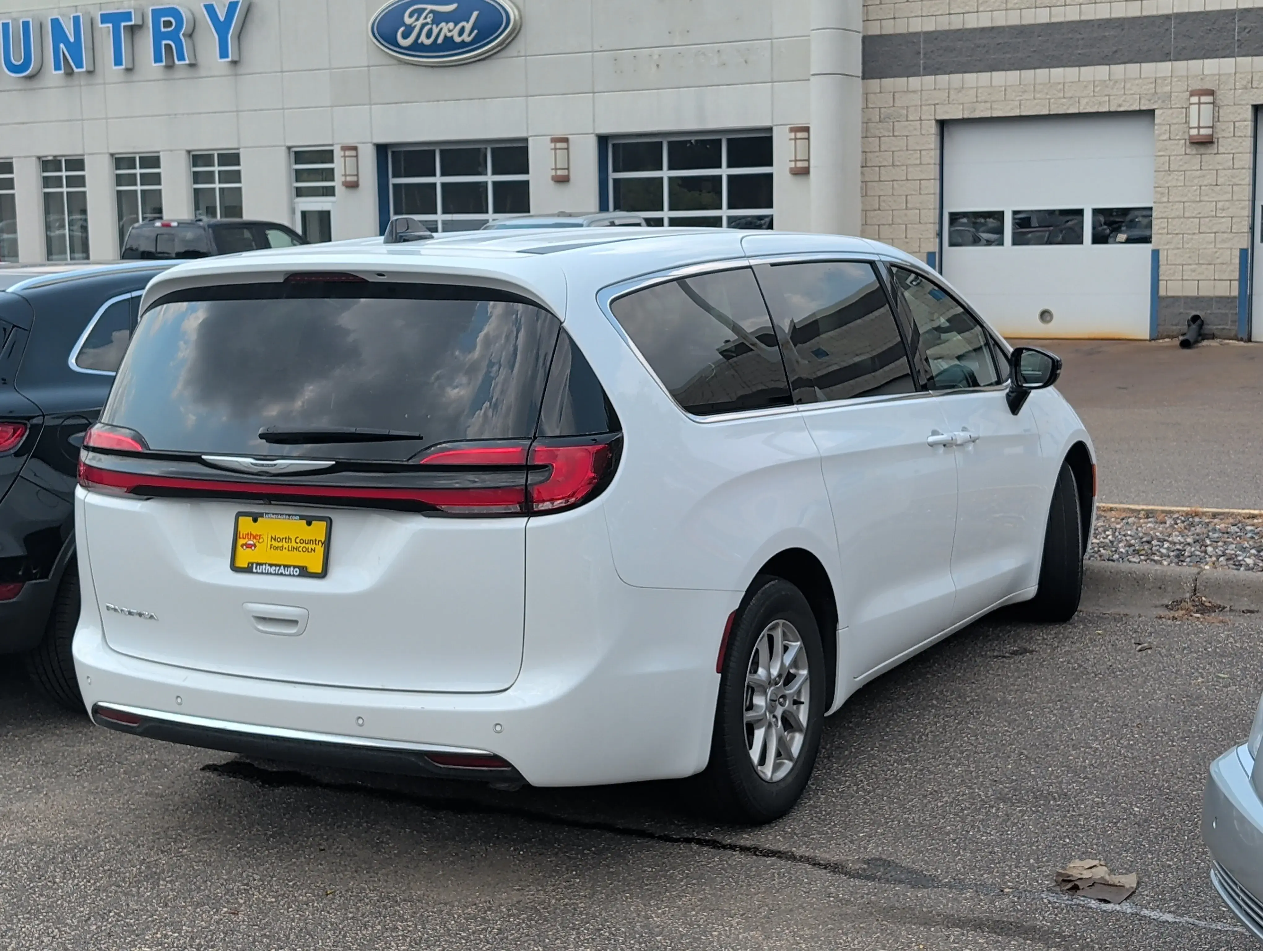 2025 Chrysler Pacifica Select photo 5