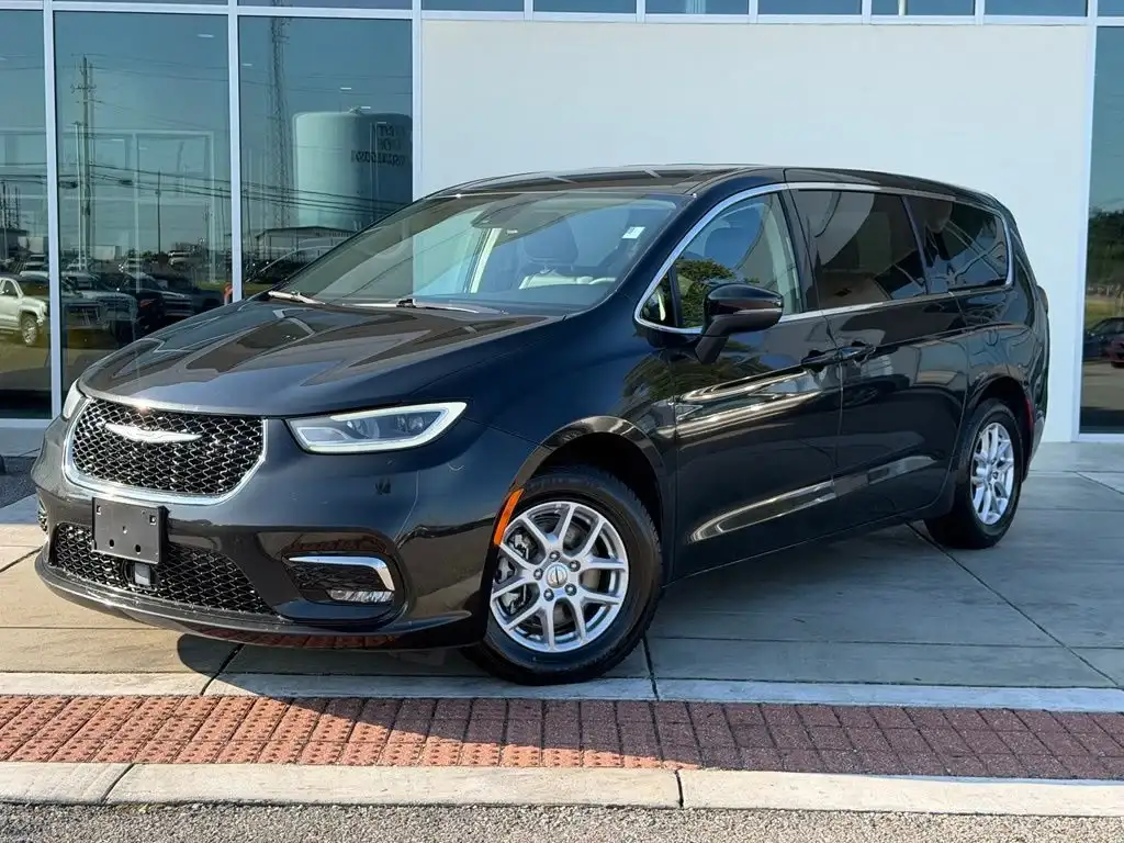 2023 Chrysler Pacifica Touring L's photo