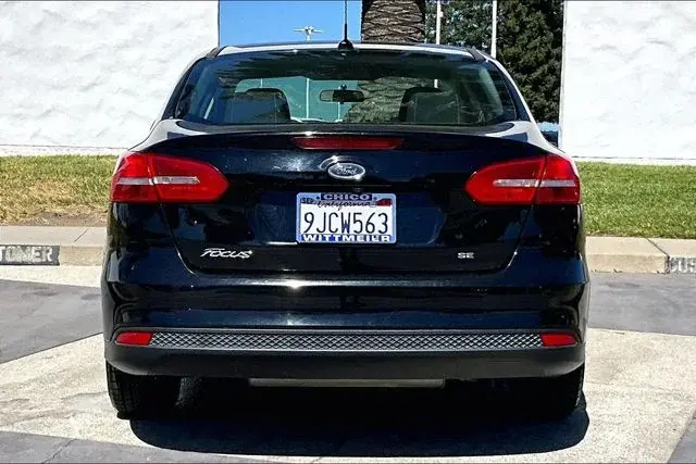 2016 Ford Focus Sedan SE photo 4