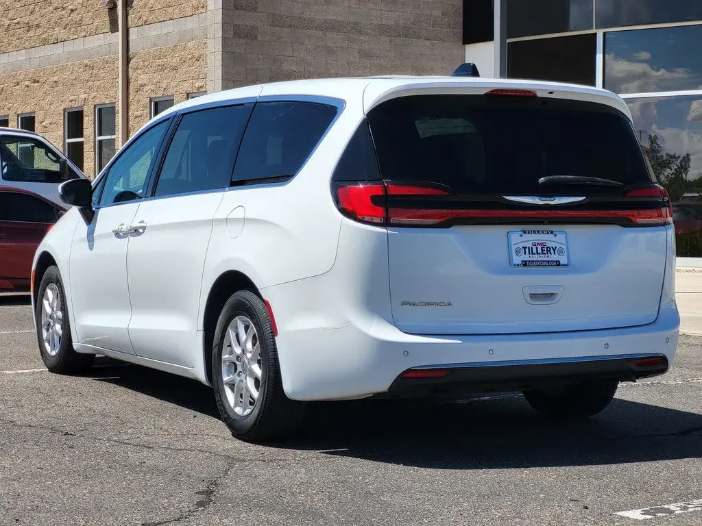 2023 Chrysler Pacifica Touring L photo 5
