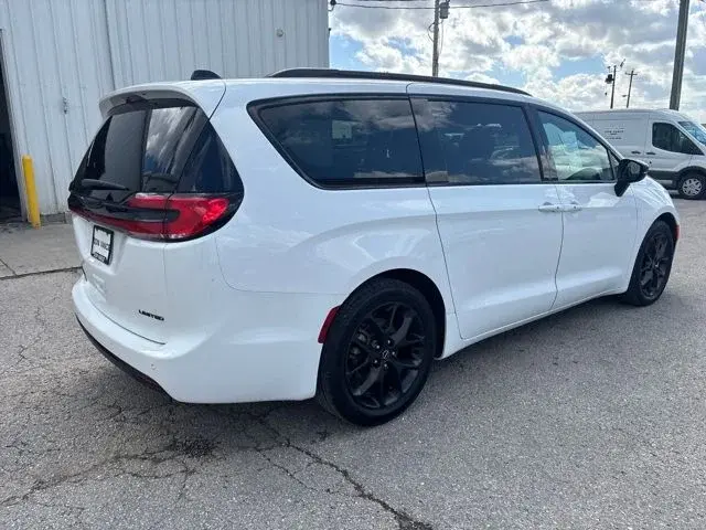 2025 Chrysler Pacifica Limited photo 4