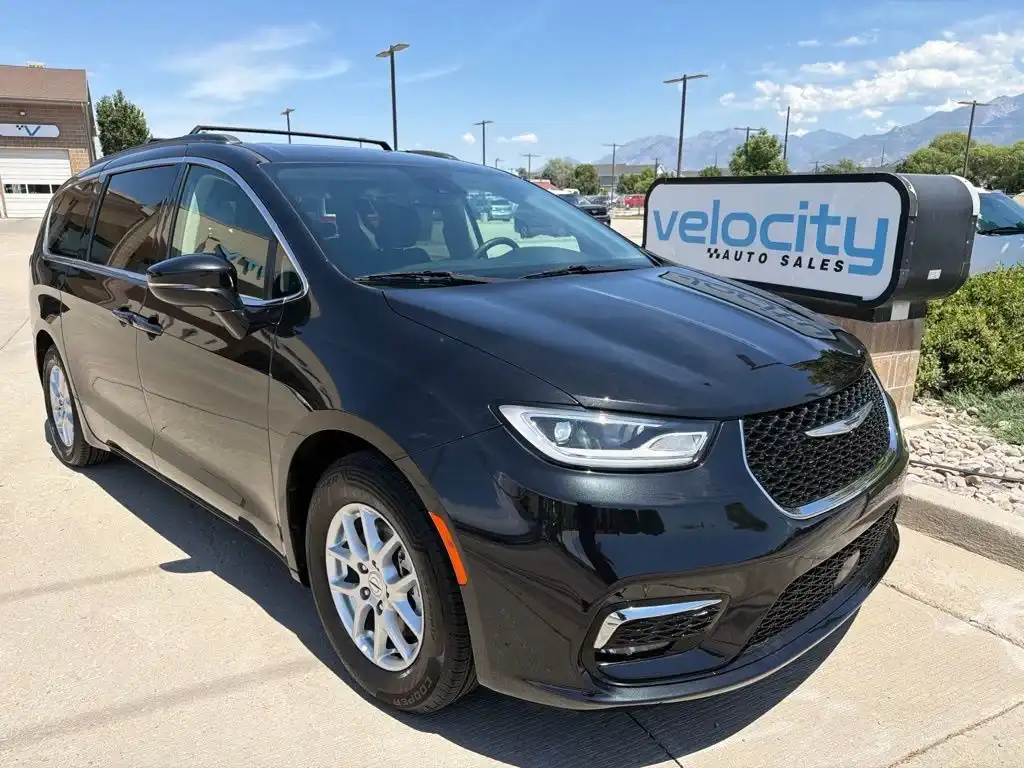 2022 Chrysler Pacifica Touring L's photo