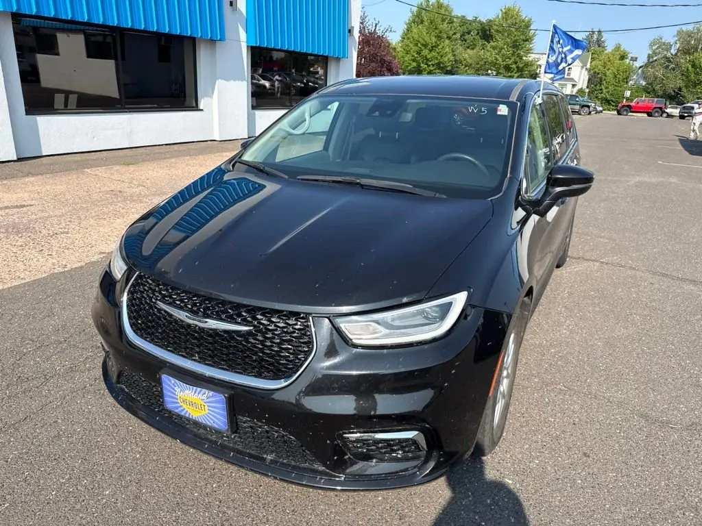 2023 Chrysler Pacifica Touring L photo 3