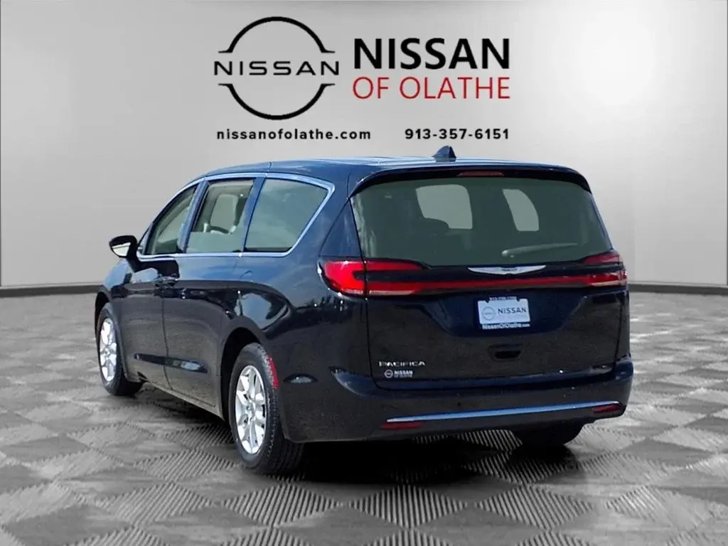2023 Chrysler Pacifica Touring L photo 5