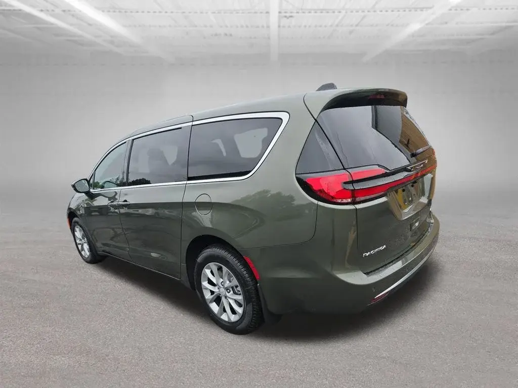 2027 Chrysler Pacifica Select AWD photo 3