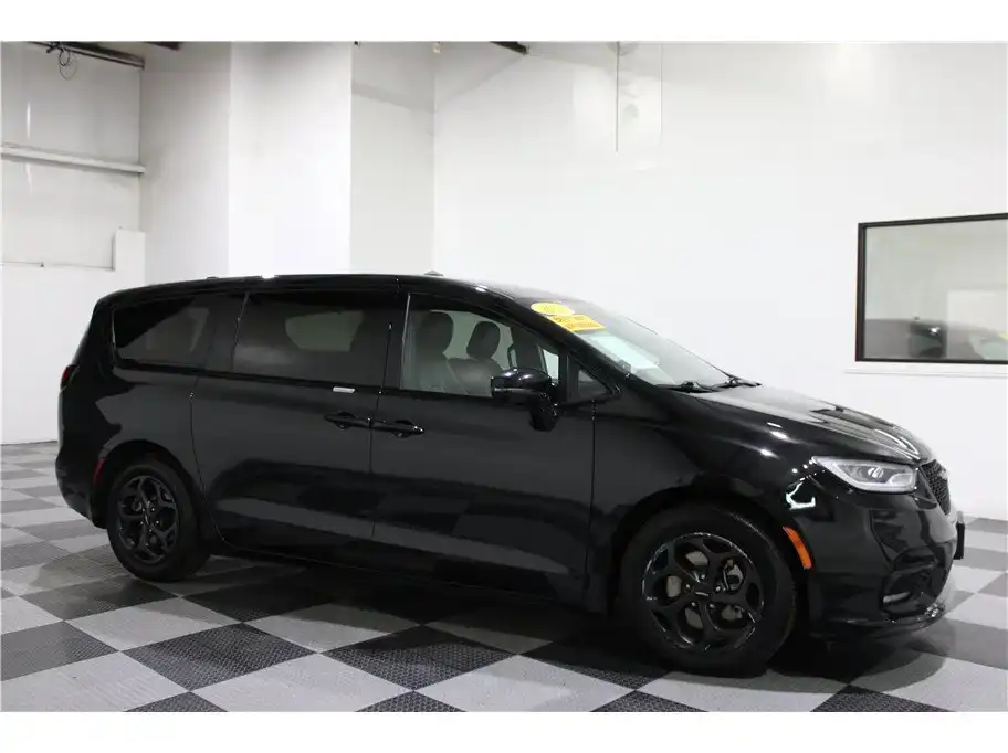 2022 Chrysler Pacifica Hybrid Touring L Hybrid's photo