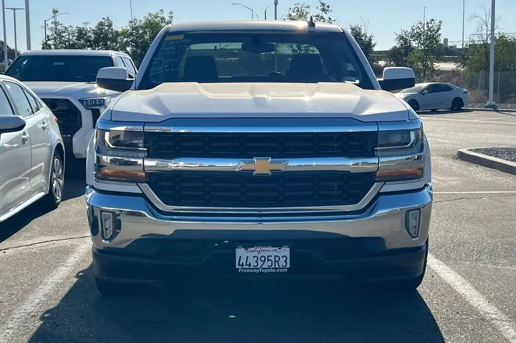 2017 Chevrolet Silverado 1500 LT Crew Cab Short Box photo 3