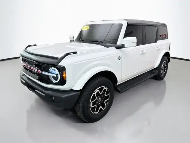 2025 Ford Bronco Outer Banks 4x4 photo 3
