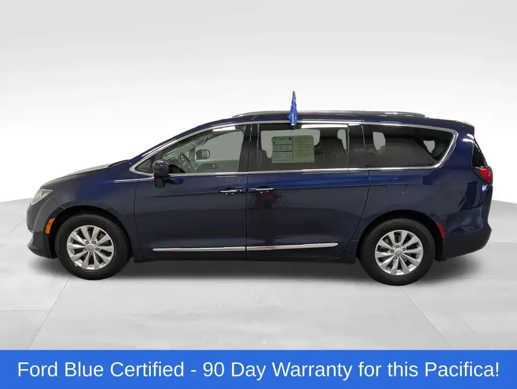2018 Chrysler Pacifica Touring L's photo