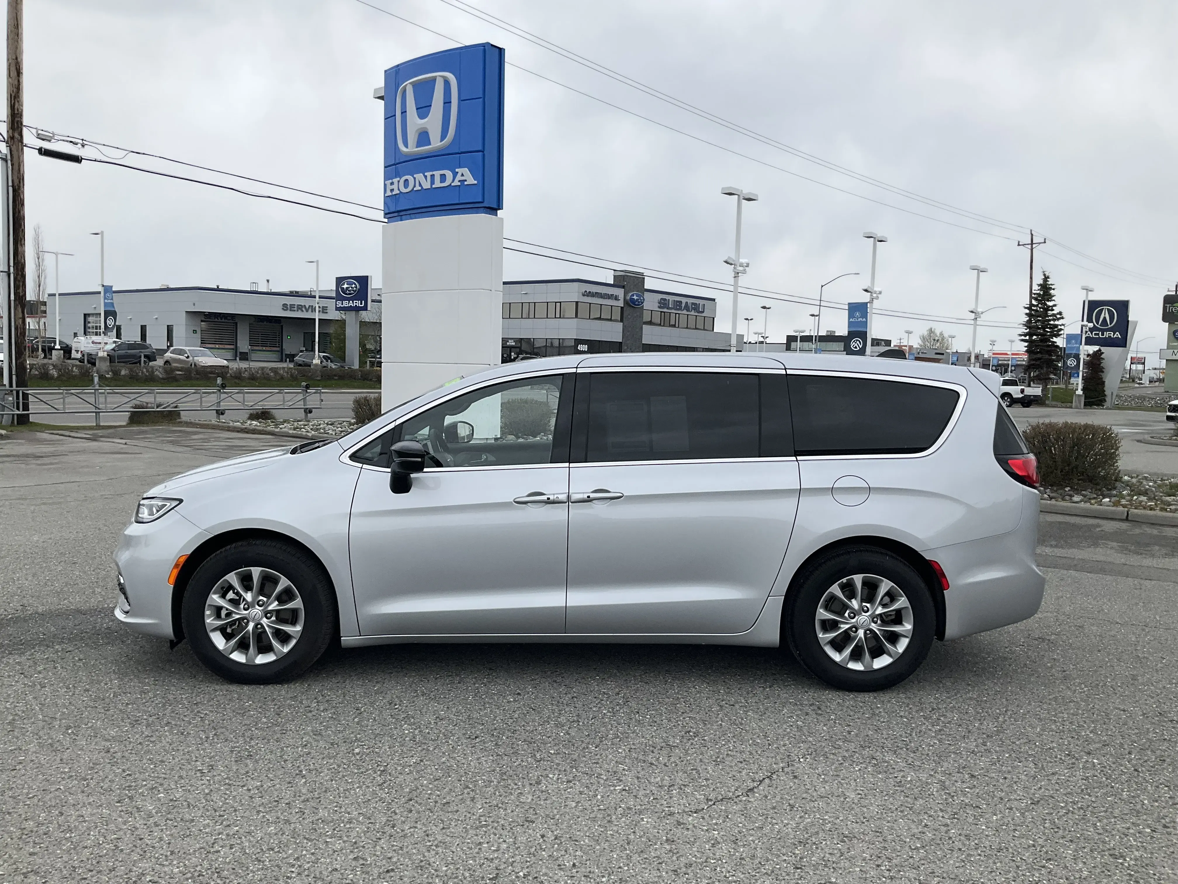 2026 Chrysler Pacifica Limited photo 3