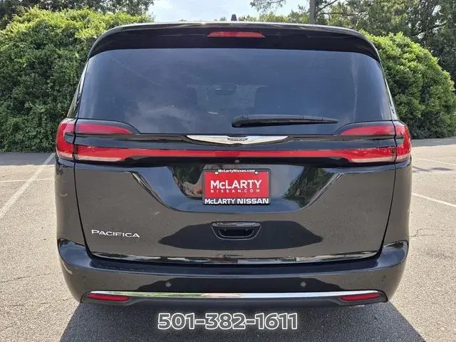 2023 Chrysler Pacifica Touring photo 4