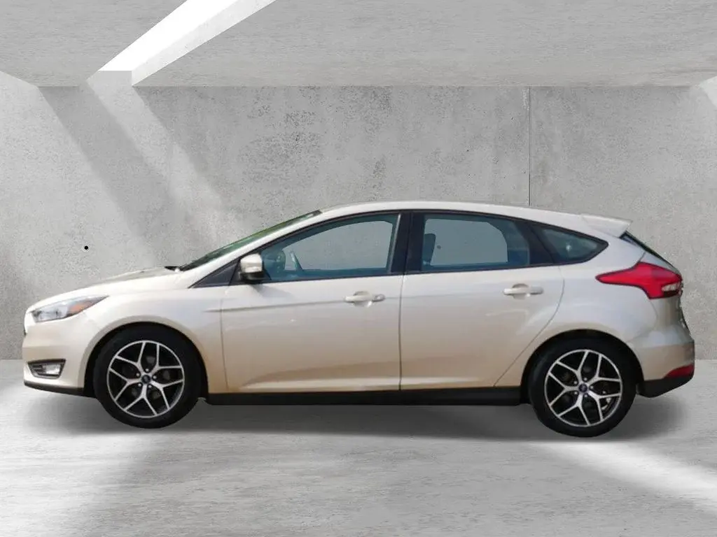 2018 Ford Focus Hatch SEL photo 5