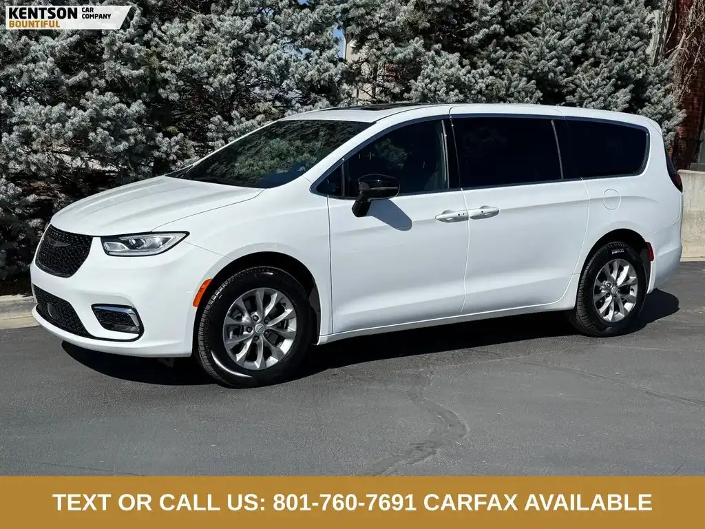 2026 Chrysler Pacifica Limited AWD's photo