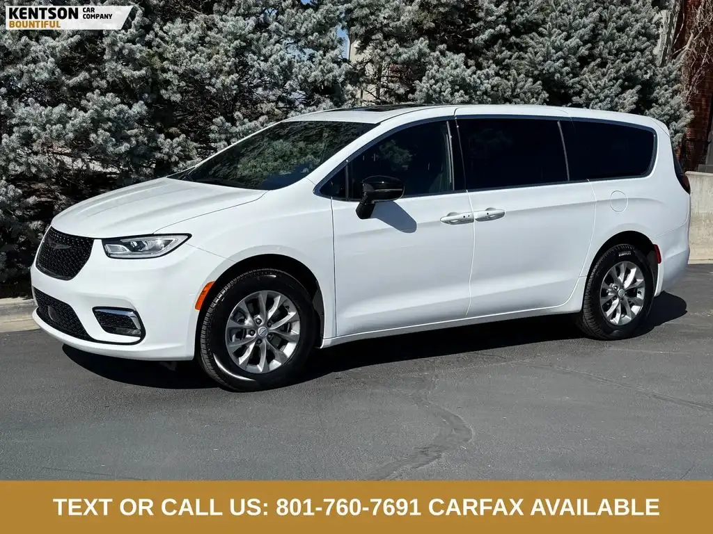 2026 Chrysler Pacifica Limited AWD's photo