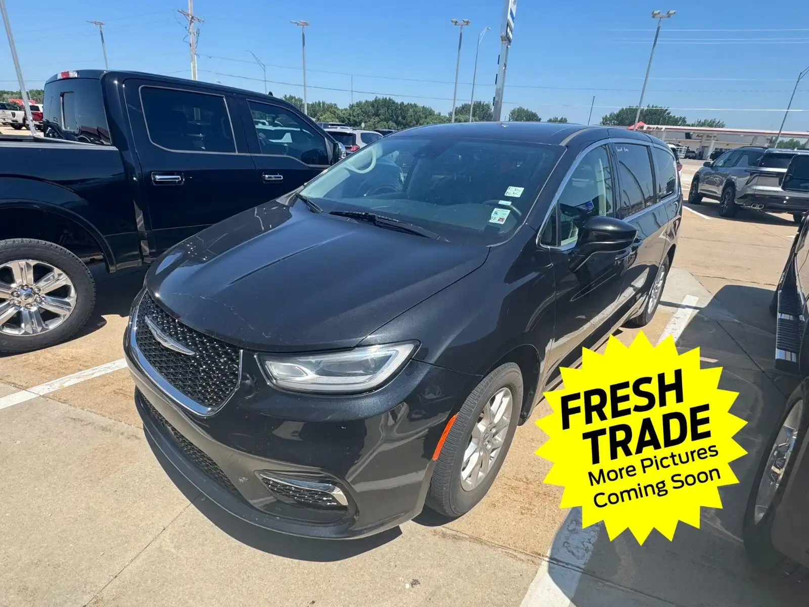 2023 Chrysler Pacifica Touring L's photo