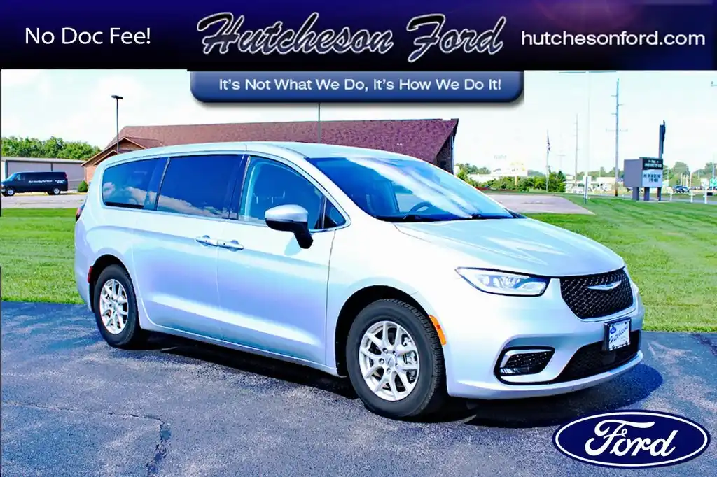 2023 Chrysler Pacifica Touring L's photo