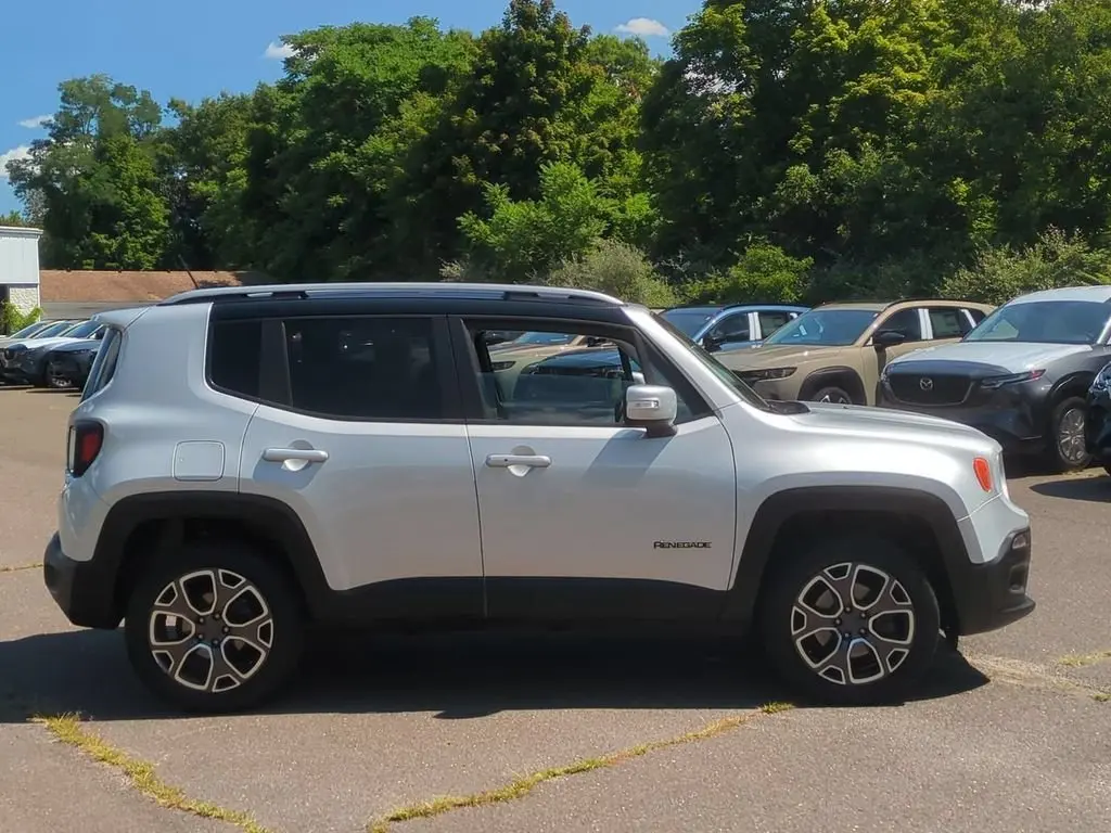 2017 Jeep Renegade Limited 4x4 photo 3