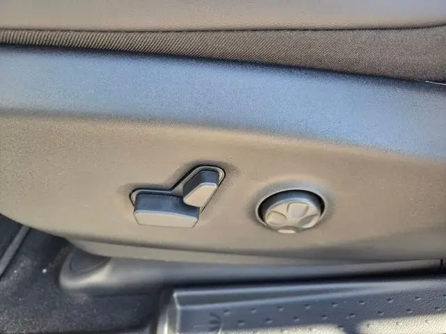 2026 Chrysler Pacifica Select photo 4