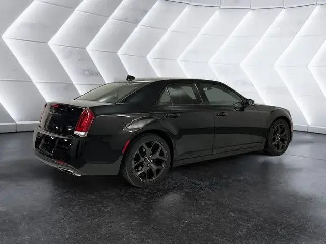2021 Chrysler 300 S photo 4