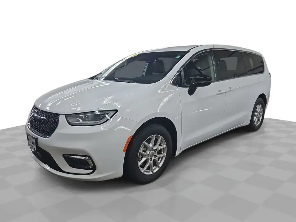 2024 Chrysler Pacifica Touring L's photo