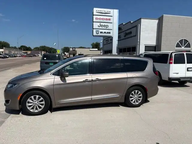 2017 Chrysler Pacifica Touring-L's photo