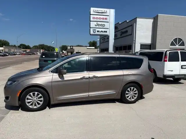 2017 Chrysler Pacifica Touring-L's photo