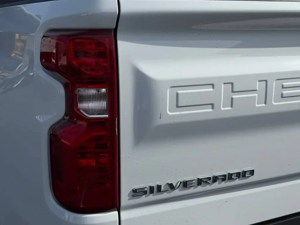 2025 Chevrolet Silverado 1500 LT Crew Cab Short Box photo 4