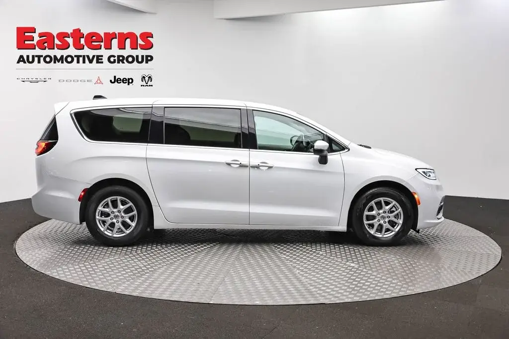 2023 Chrysler Pacifica Touring L photo 4
