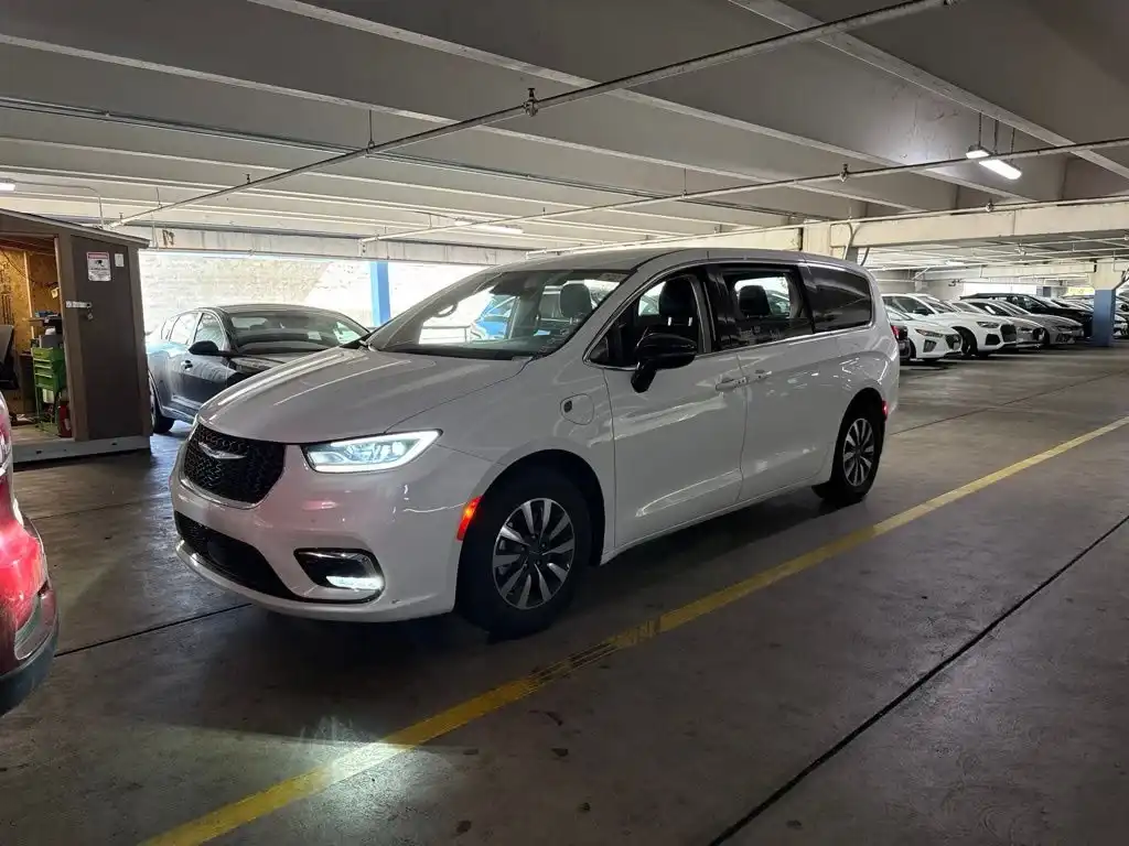 2024 Chrysler Pacifica Hybrid PHEV Select's photo