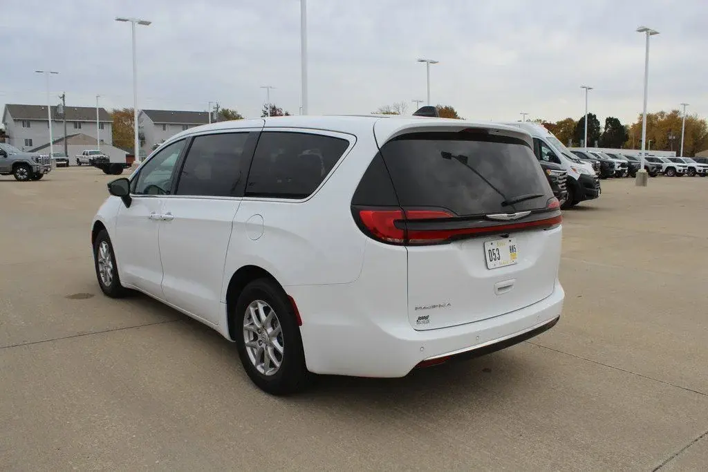 2026 Chrysler Pacifica Select photo 5
