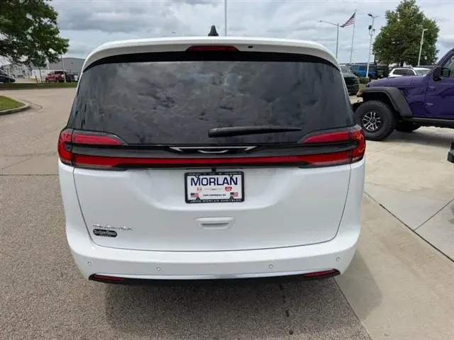 2027 Chrysler Pacifica Select photo 5