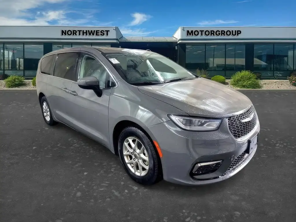 2023 Chrysler Pacifica Touring L photo 1